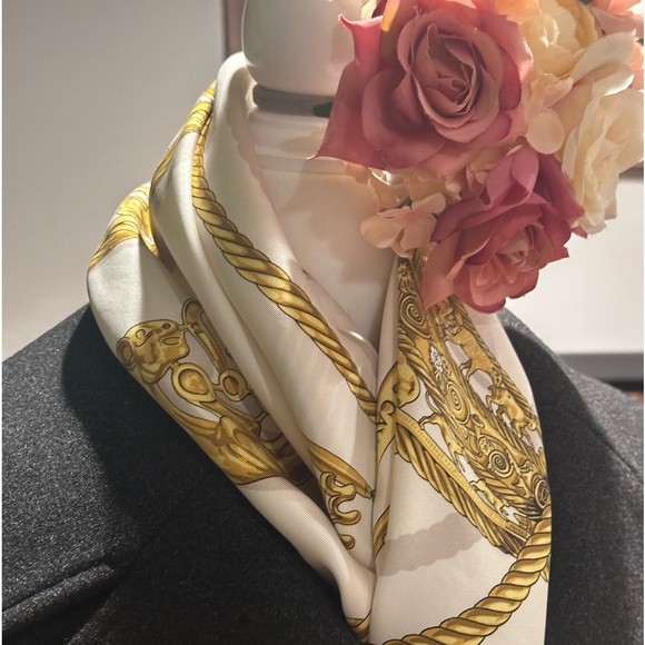 ššSOLDššVintage 1975 Design Hermes CarrĆ© Les Cavalierās Dāor Silk Scarf - Picture 15 of 15